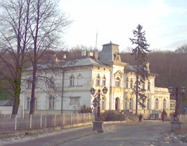 Trzebnica - zabytkowe lampy przed "sanatorium"!